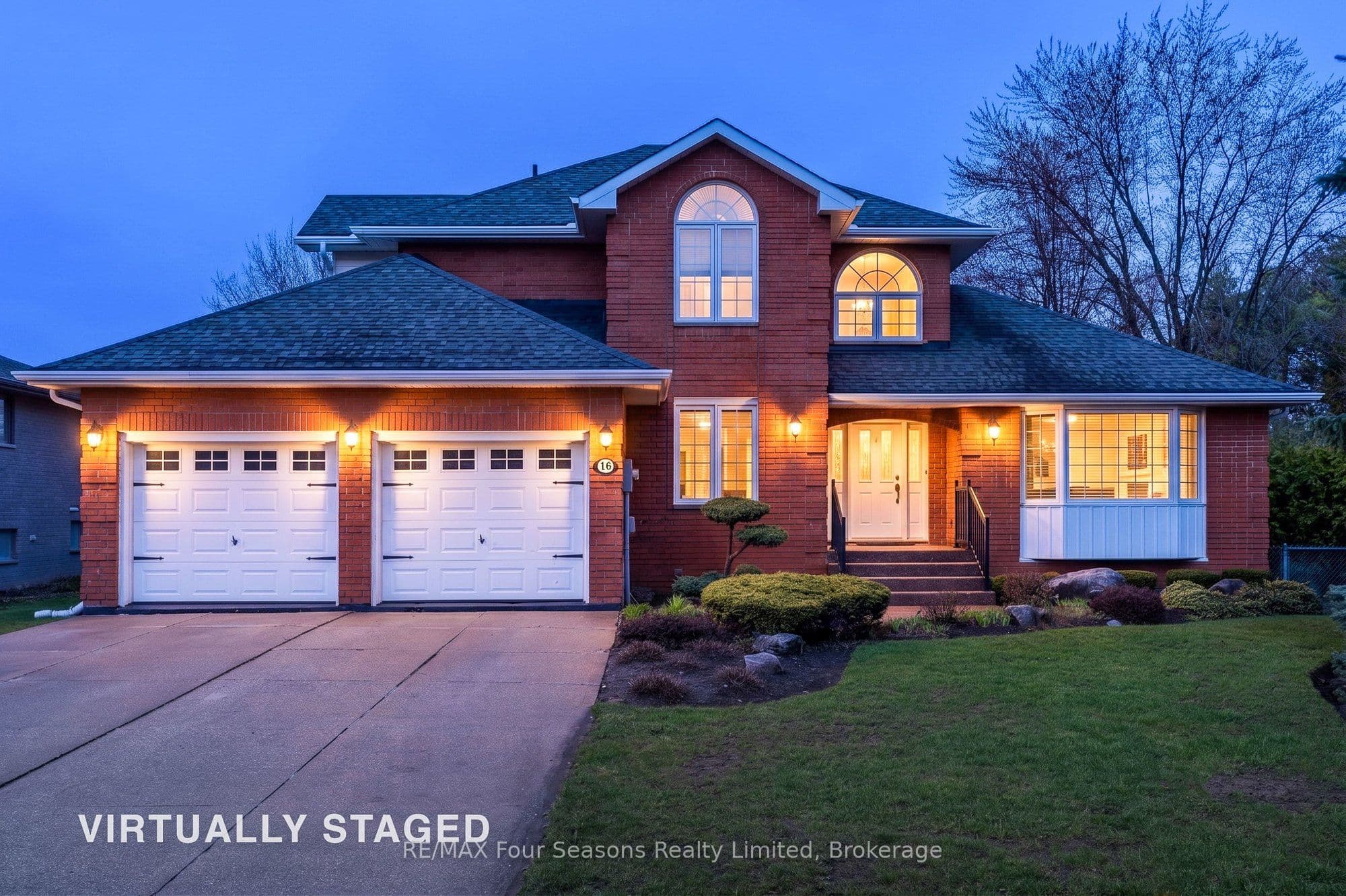 16 Carmichael Crescent — photo 1