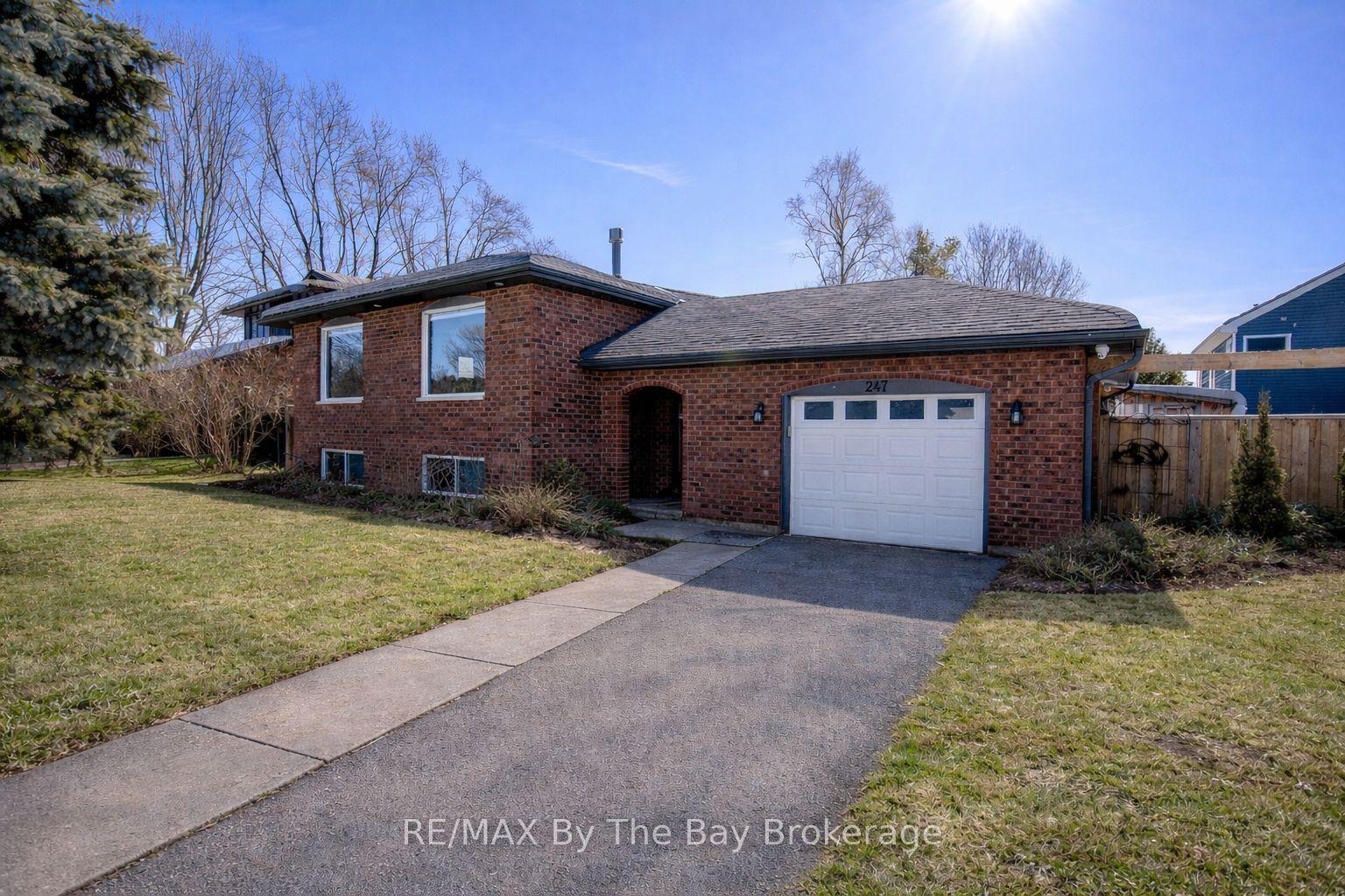 247 SIMCOE Street — photo 1