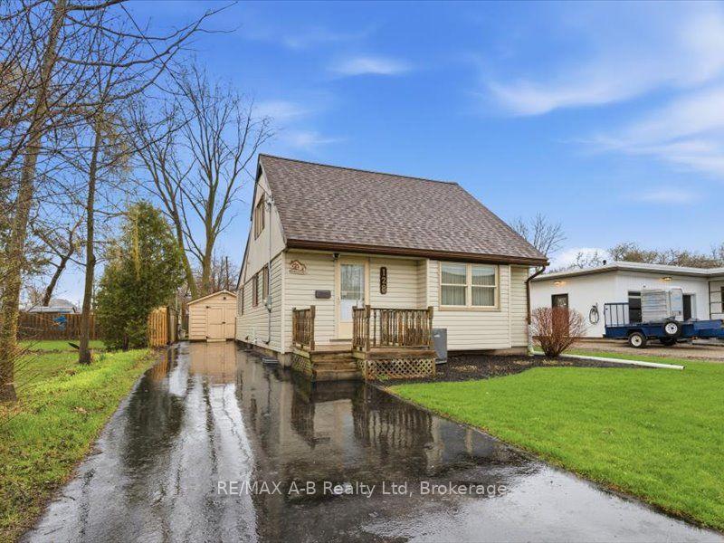 128 Louise Street S — photo 1