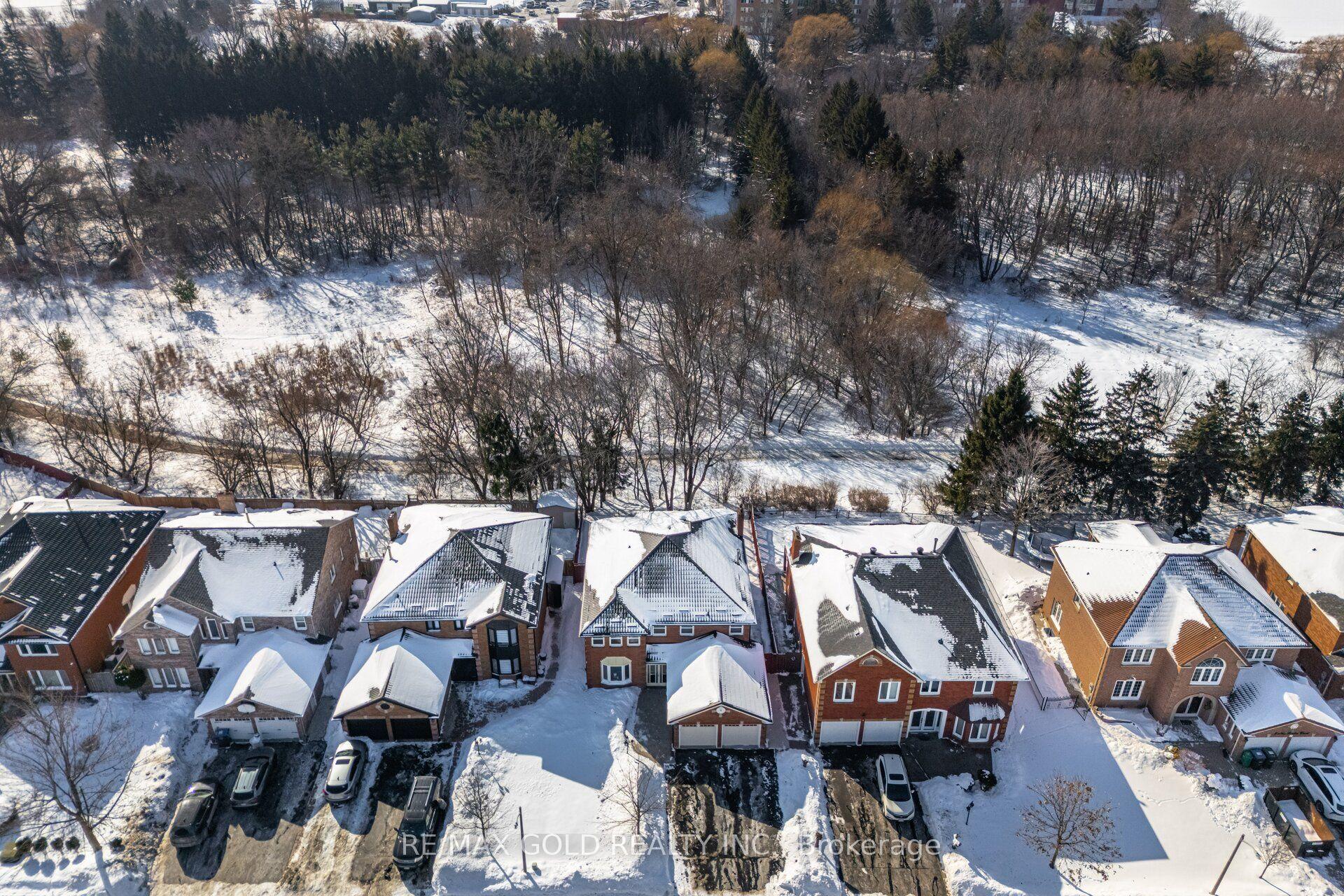 6 New London Court — photo 1