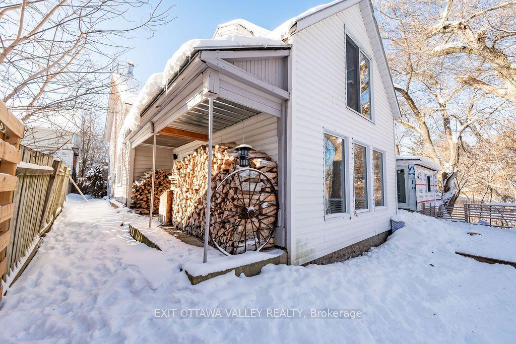 815 Pembroke Street W — photo 1