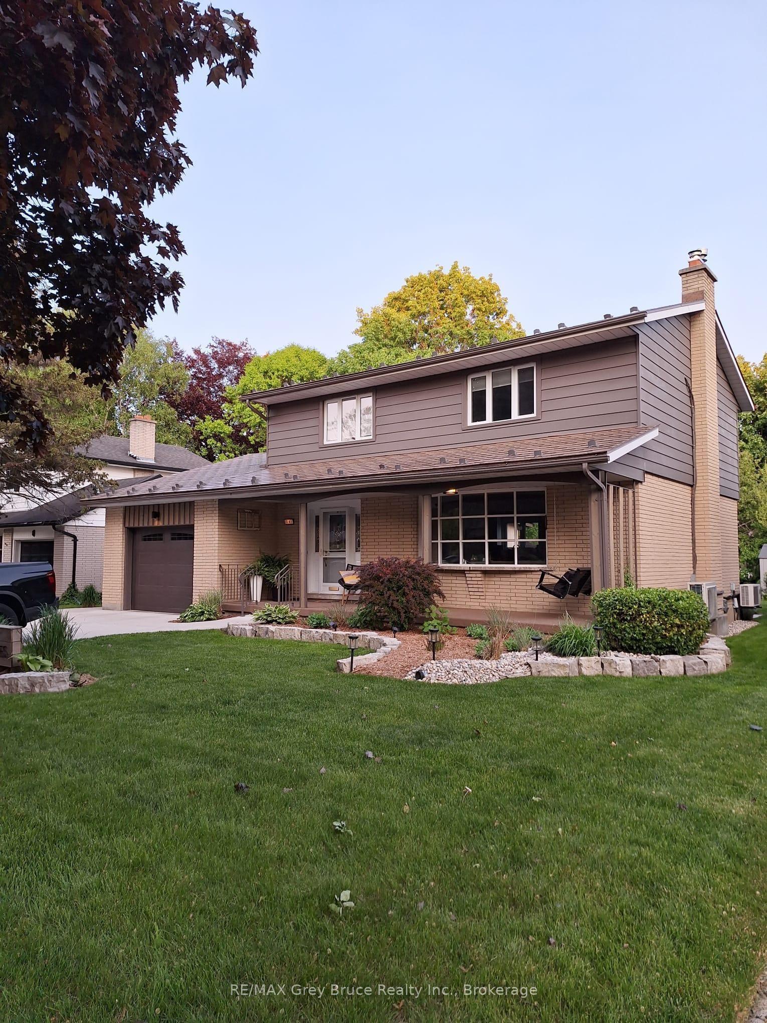 74 Inwood Crescent — photo 1