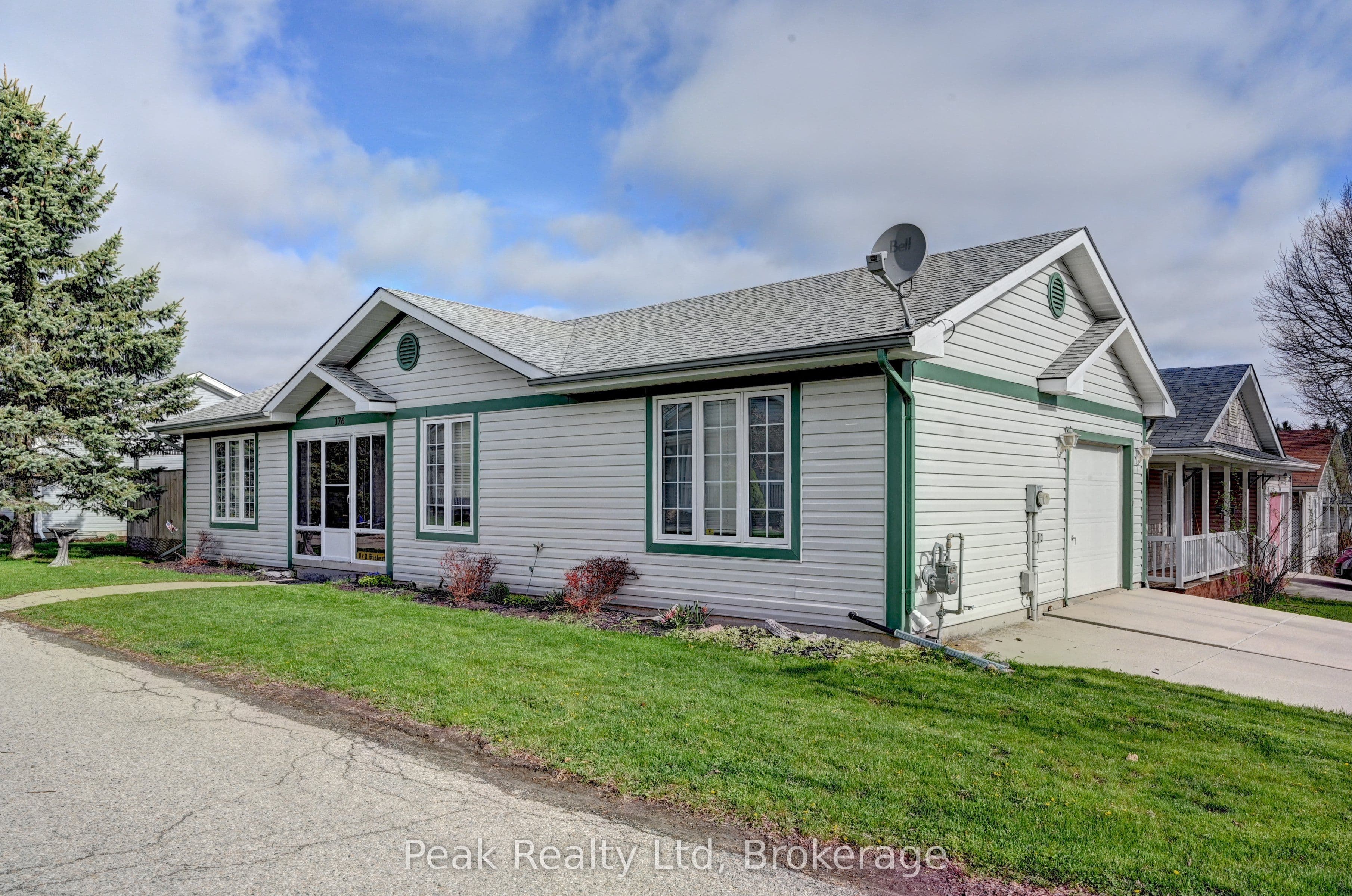 176 Wesley Crescent — photo 1