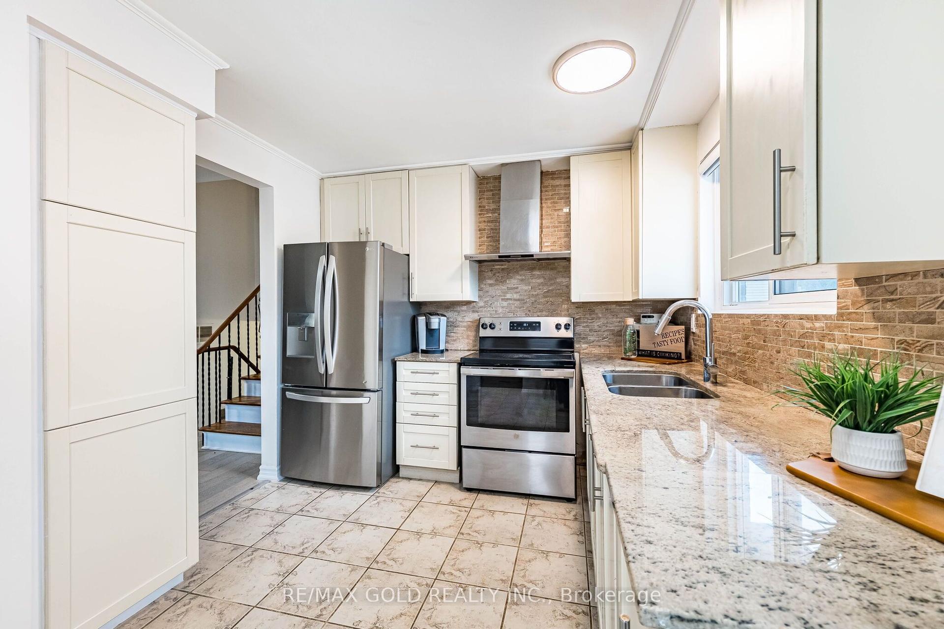 52 Garfield Crescent — photo 1