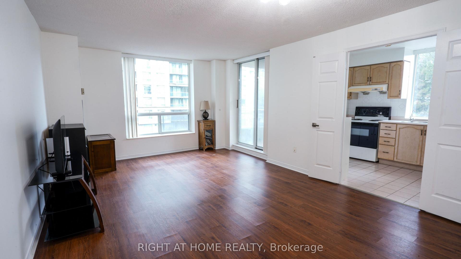 28 Pemberton Avenue 300 #300 — photo 1