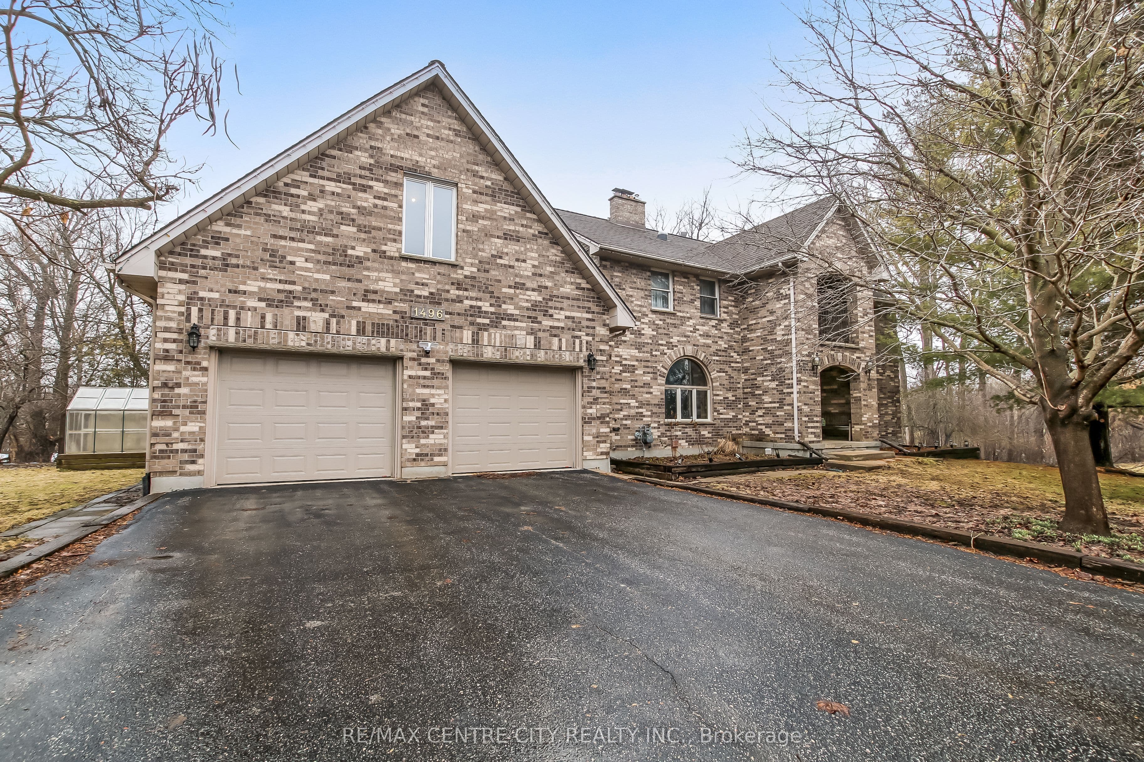 1496 Sunningdale Road E — photo 1