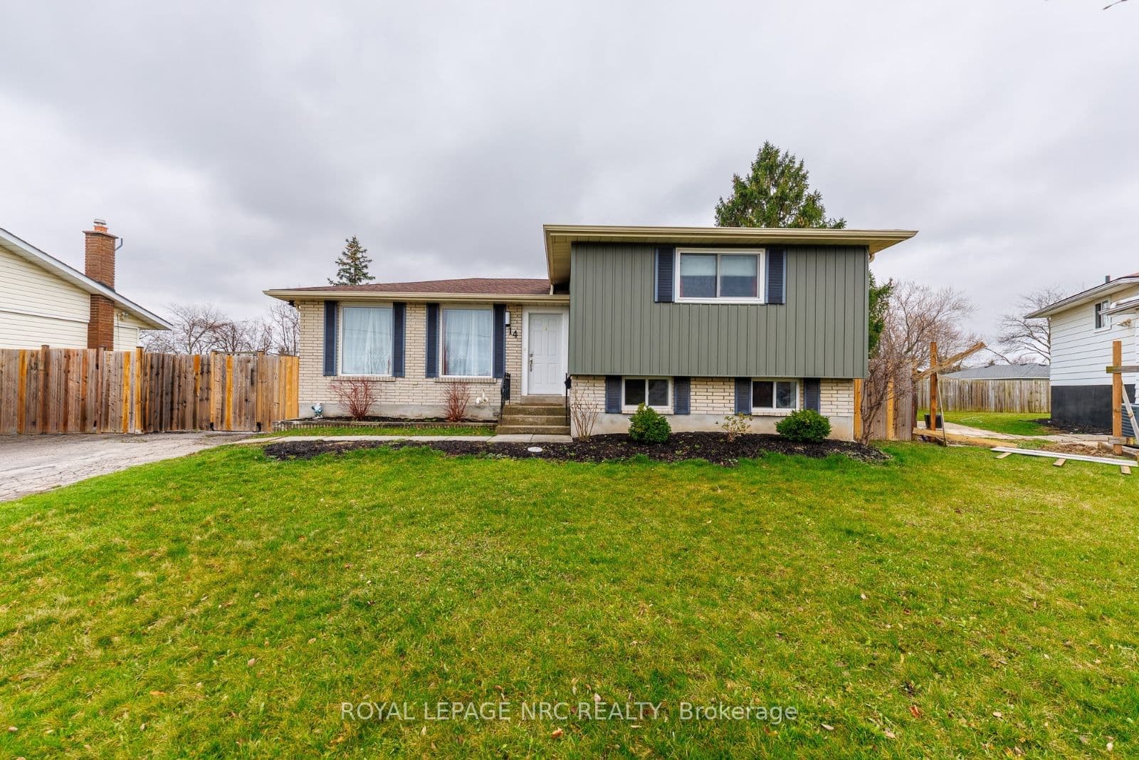 14 Roxborough Court — photo 1