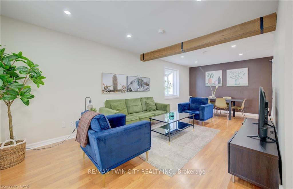 350 Victoria Street S — photo 1