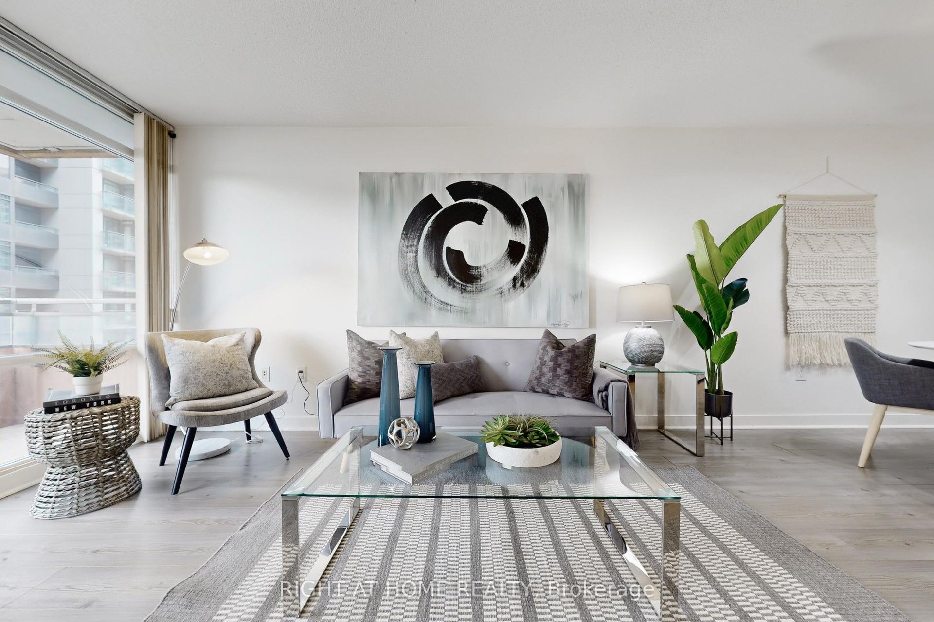 4K Spadina Avenue 727 #727 — photo 1