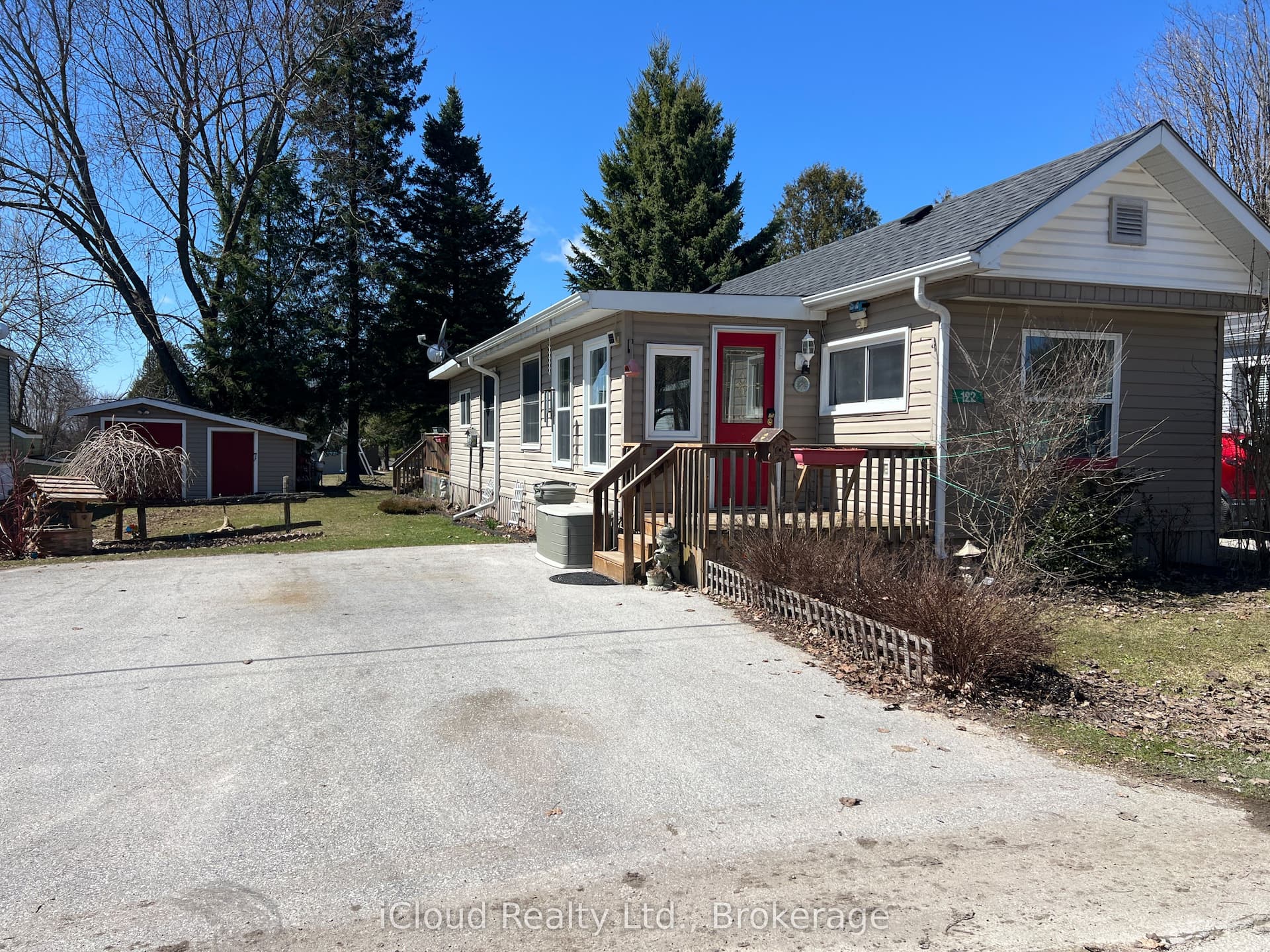 122 Sussex Square — photo 1