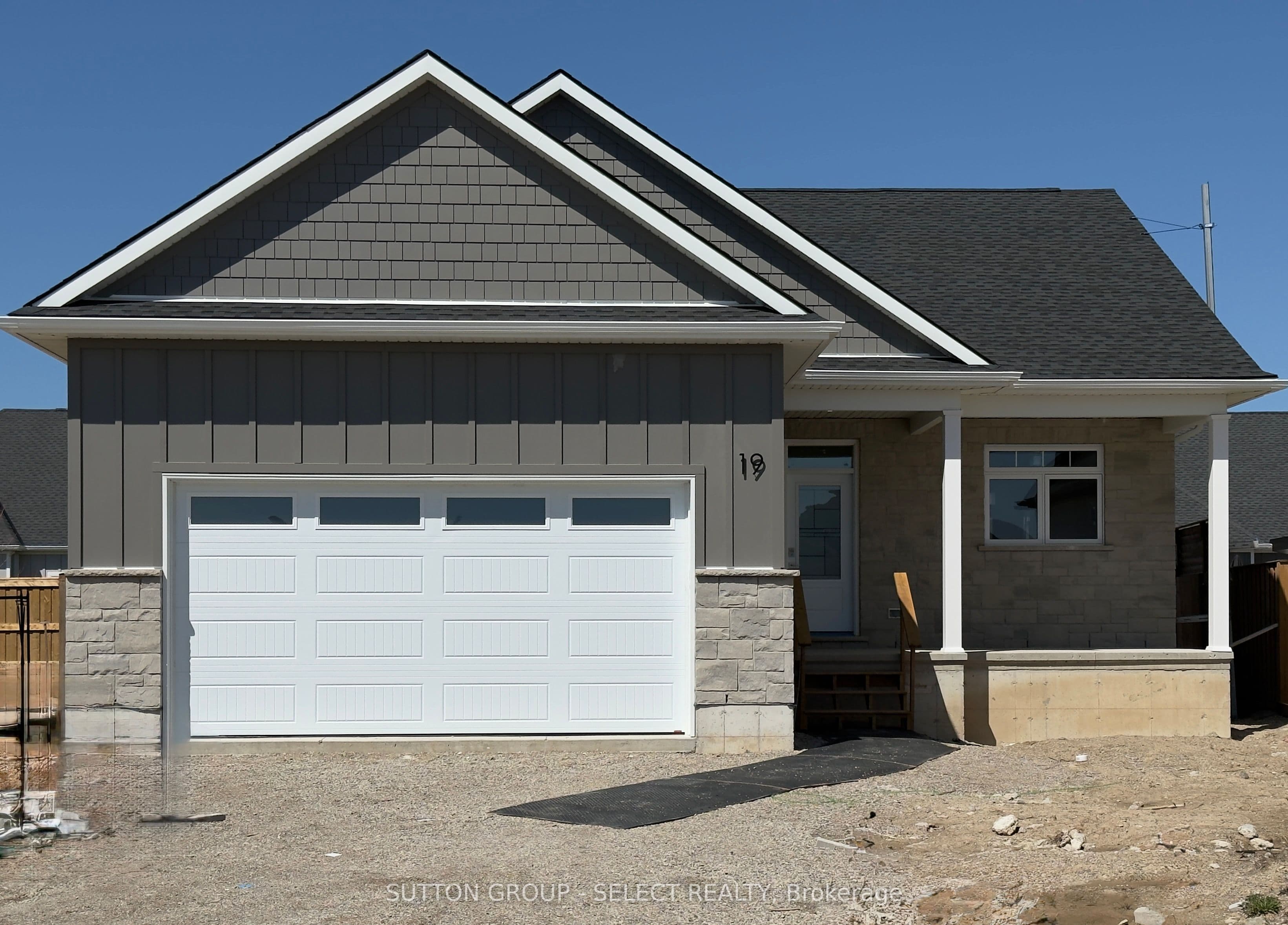 19 Lois Court — photo 1