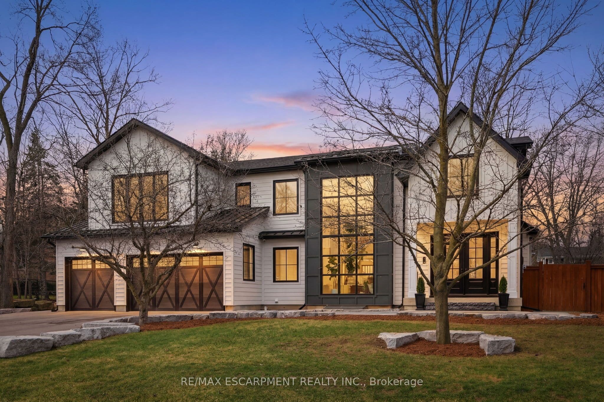 136 ROCKCLIFFE Road — photo 1