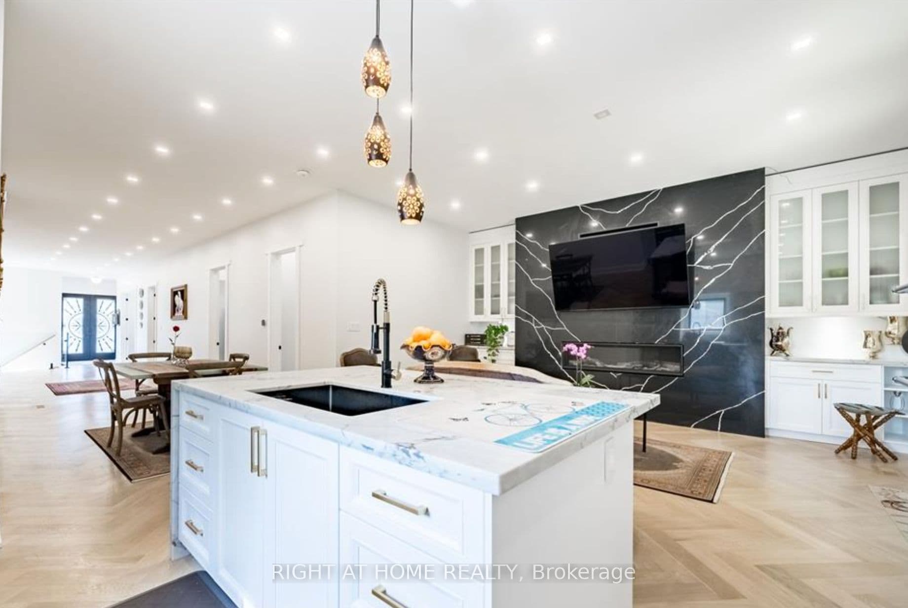 215 Bayview Avenue — photo 1