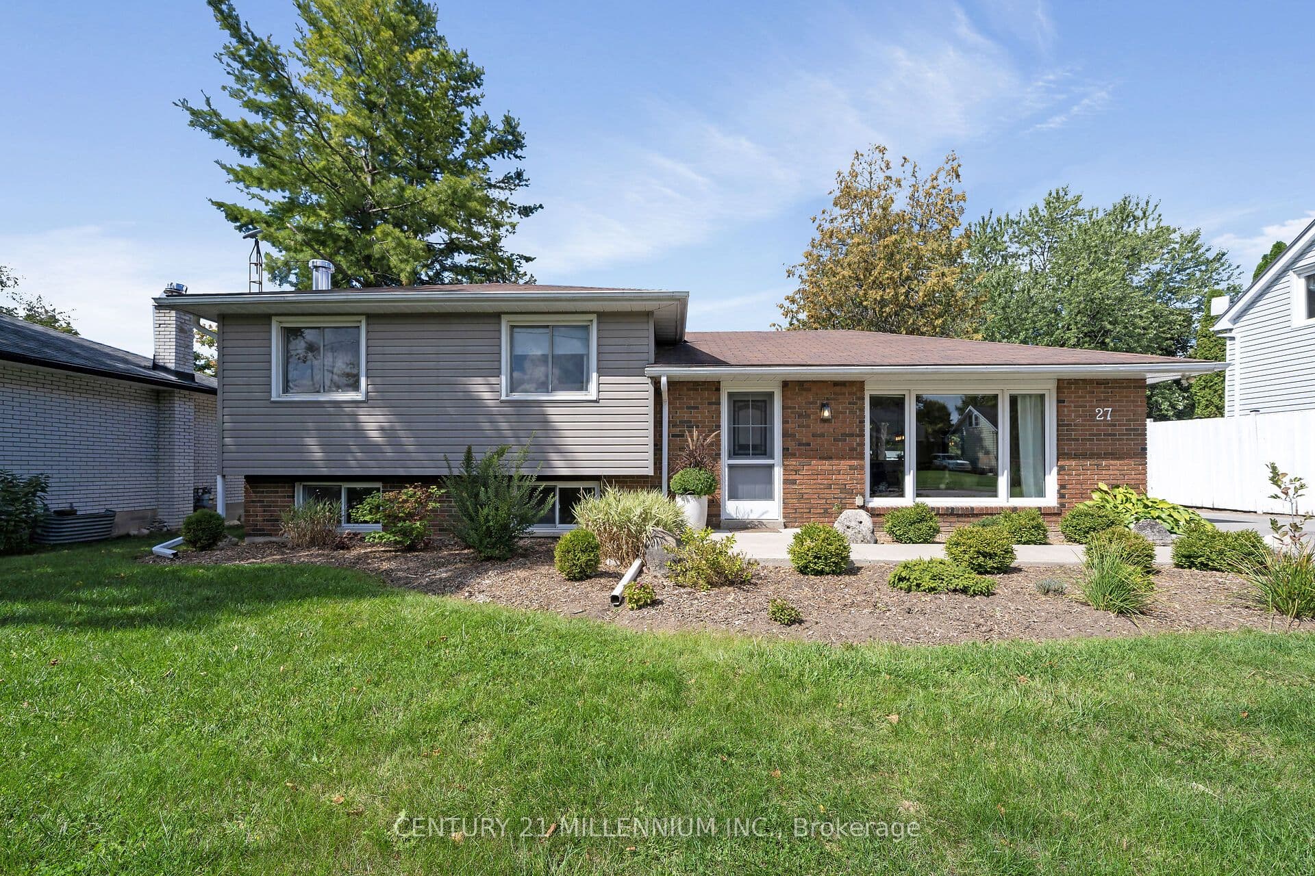 27 Dundas Street W — photo 1