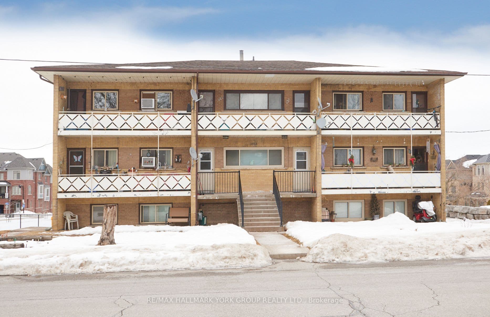 1613 Dufferin Street — photo 1