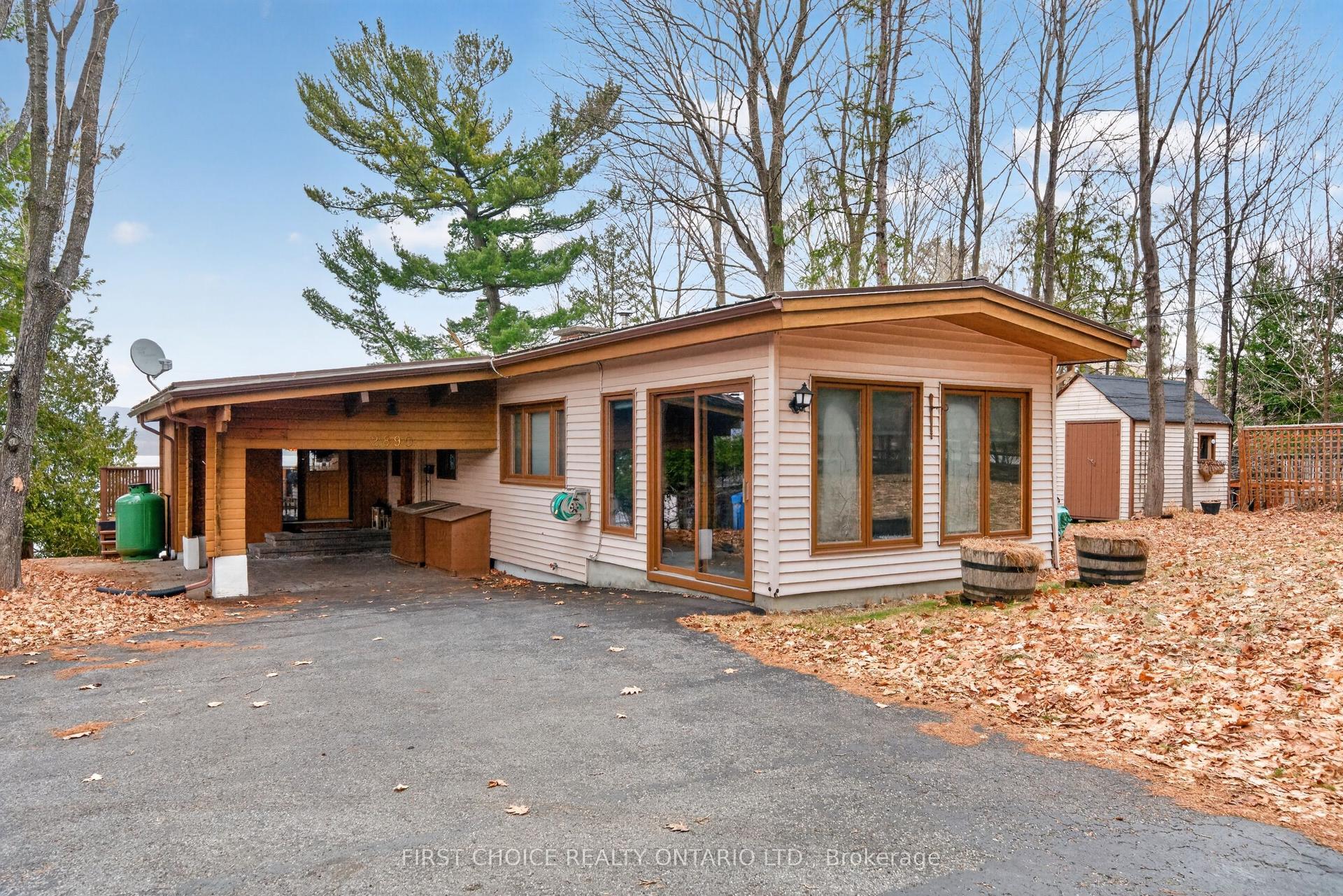 2890 Barlow Crescent — photo 1