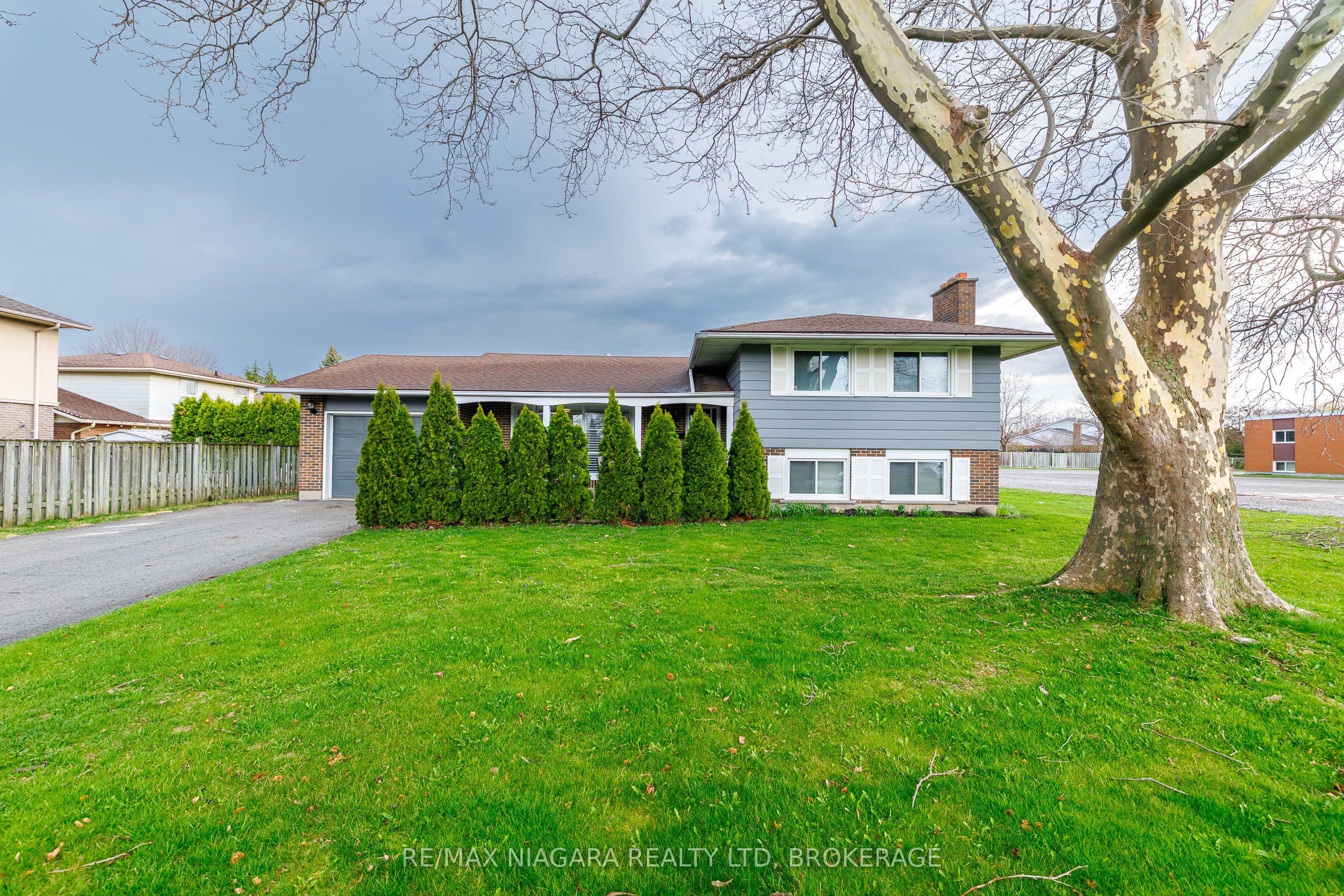 1 Royal Henley Boulevard — photo 1