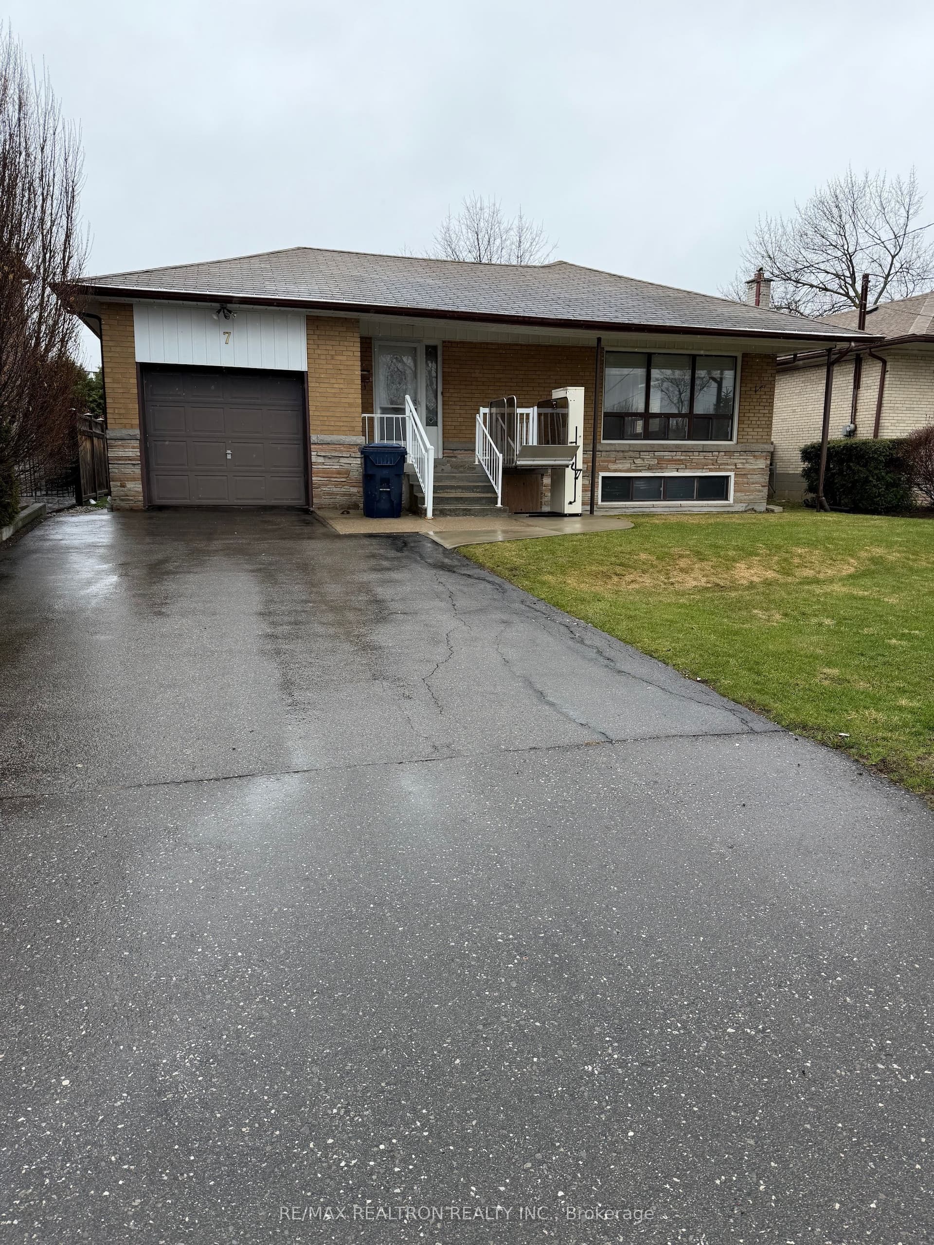 7 Amos Crescent — photo 1
