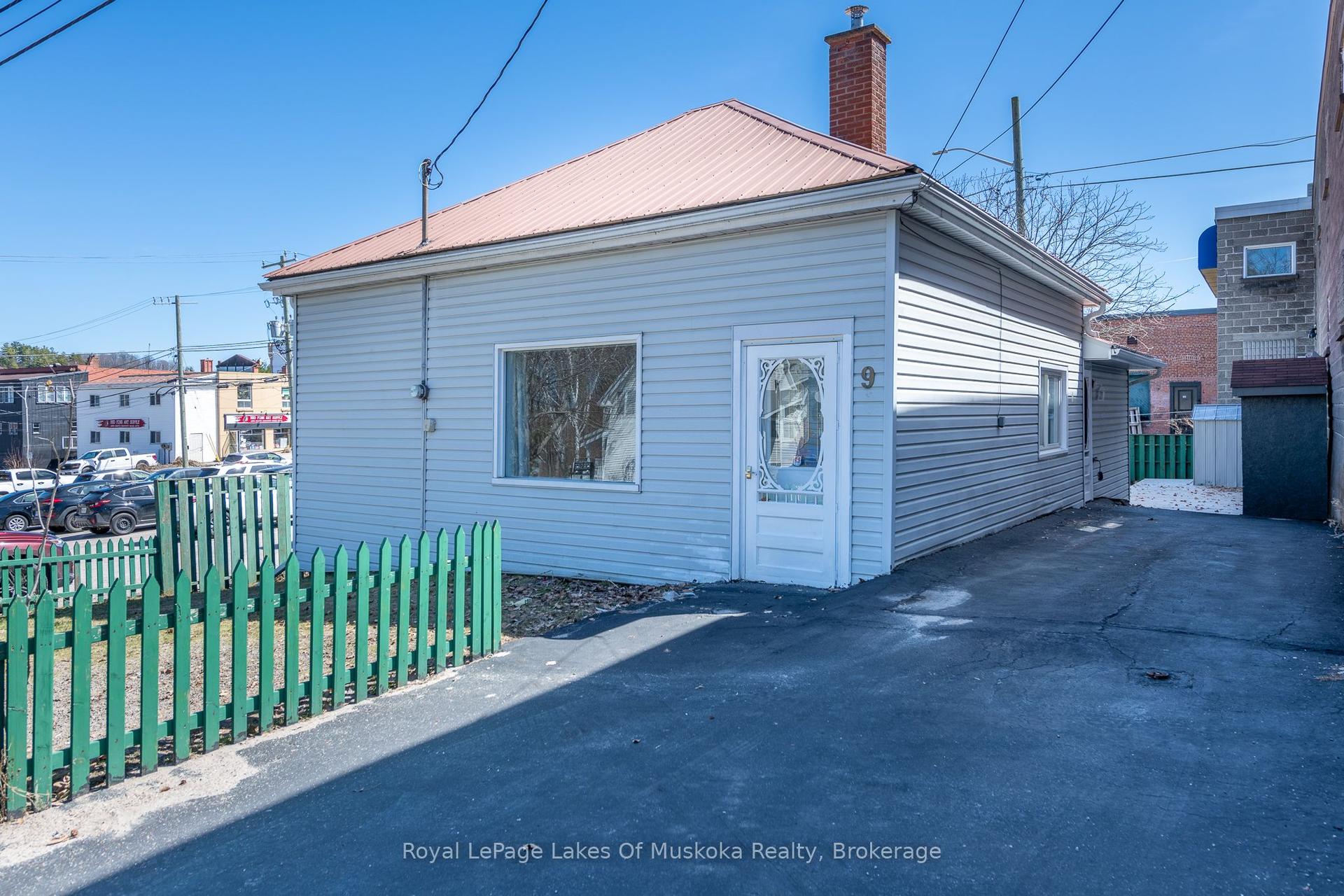 9 Caroline Street E — photo 1