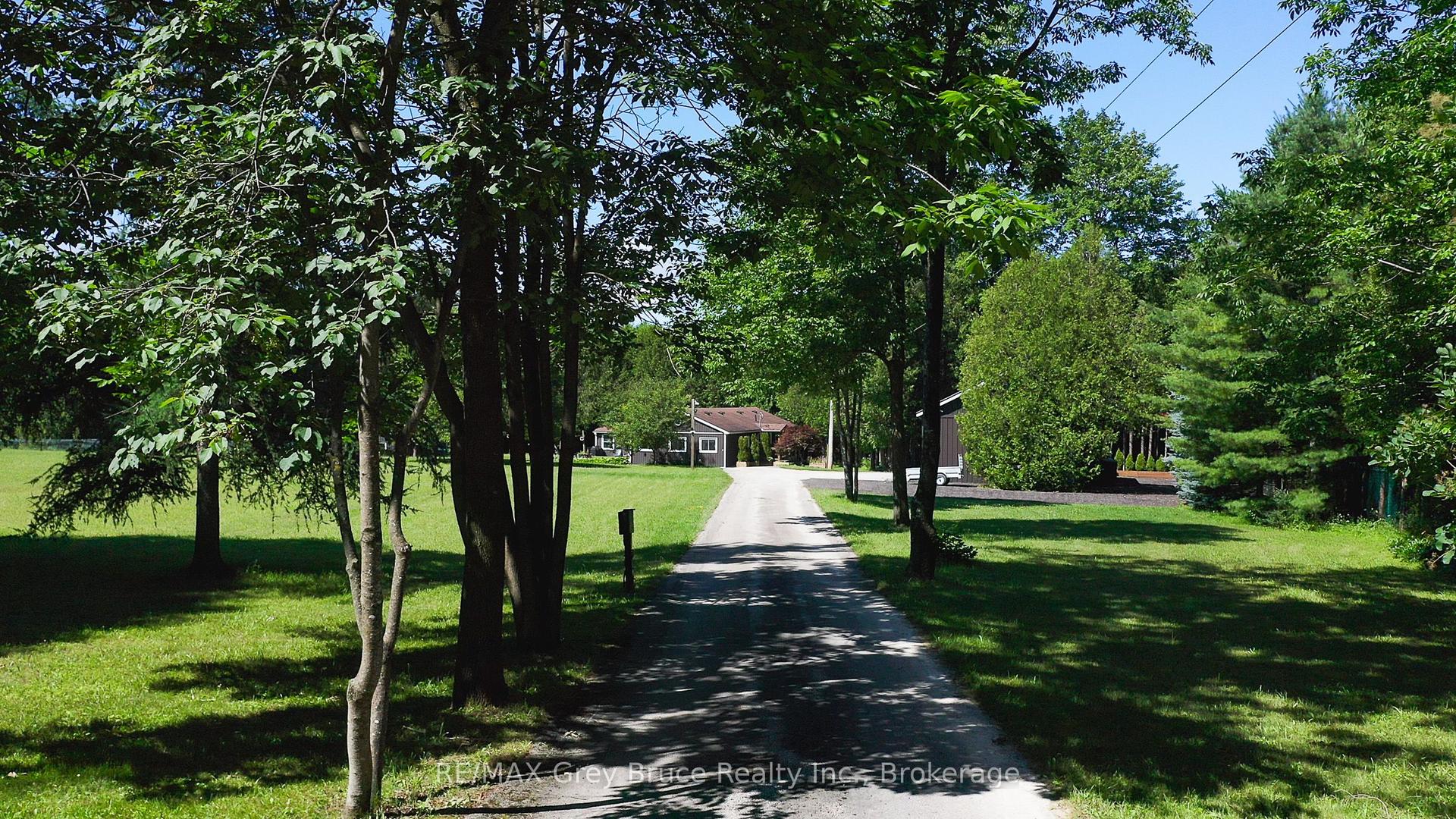 495204 Traverston Road — photo 1