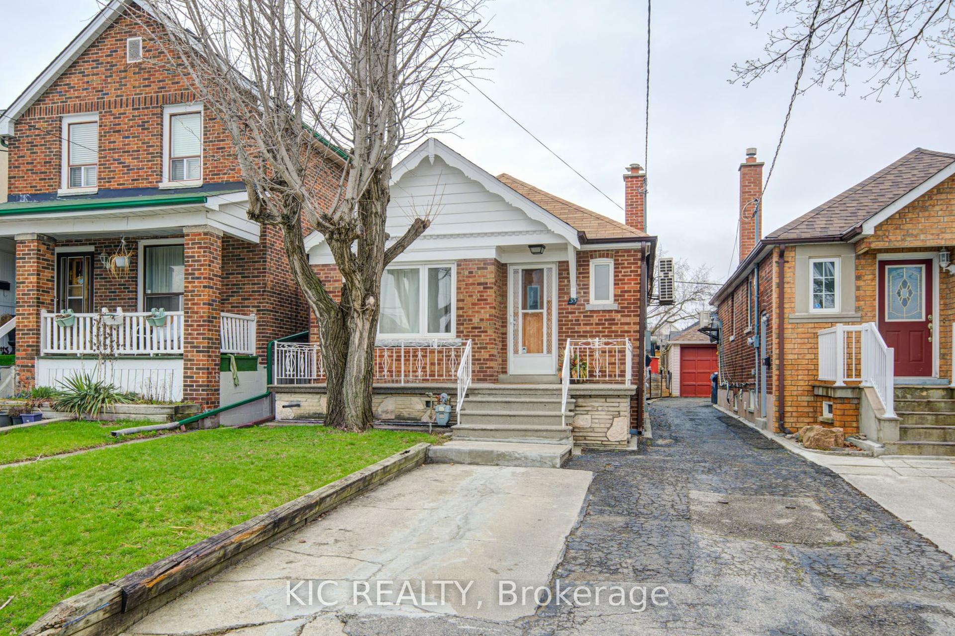 35 MONTCALM Avenue — photo 1