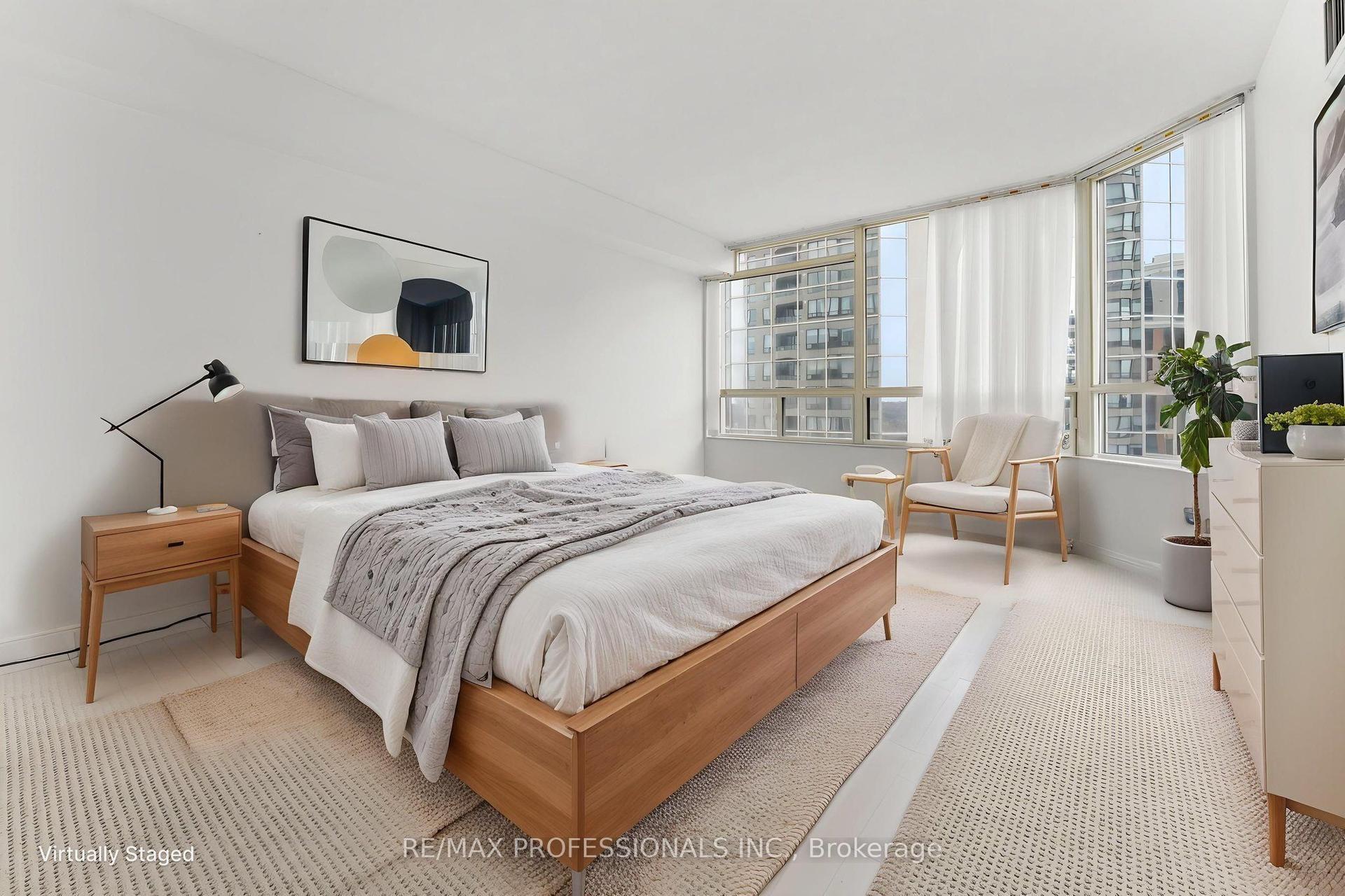 1 Aberfoyle Crescent 910 #910 — photo 1