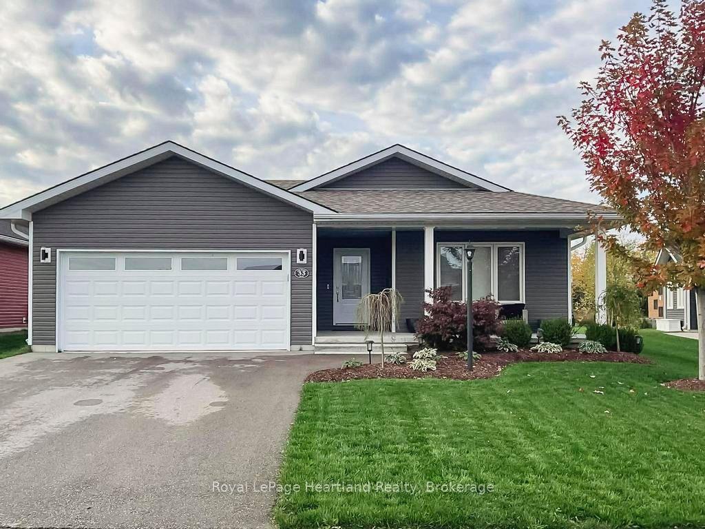 33 LAKE BREEZE Drive — photo 1