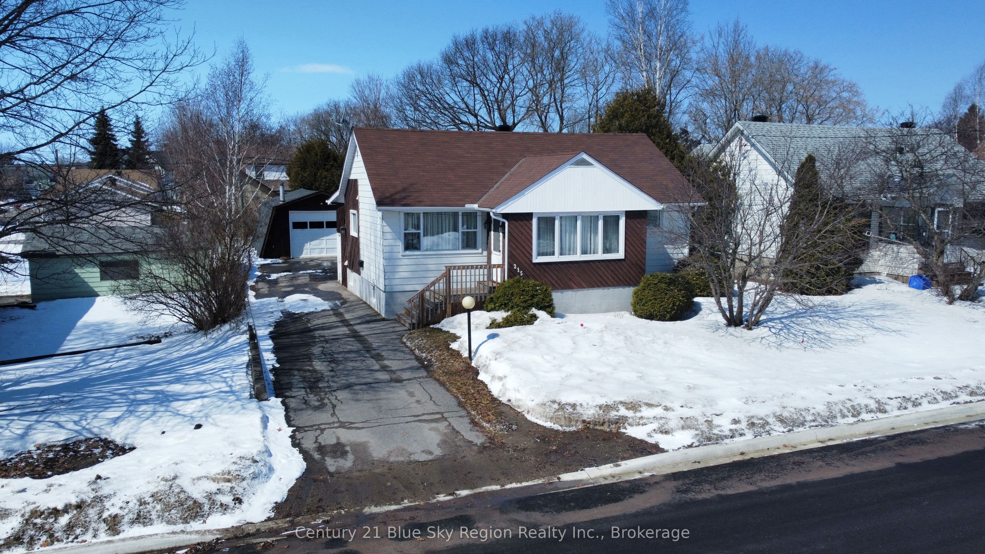 215 Princess Street W — photo 1