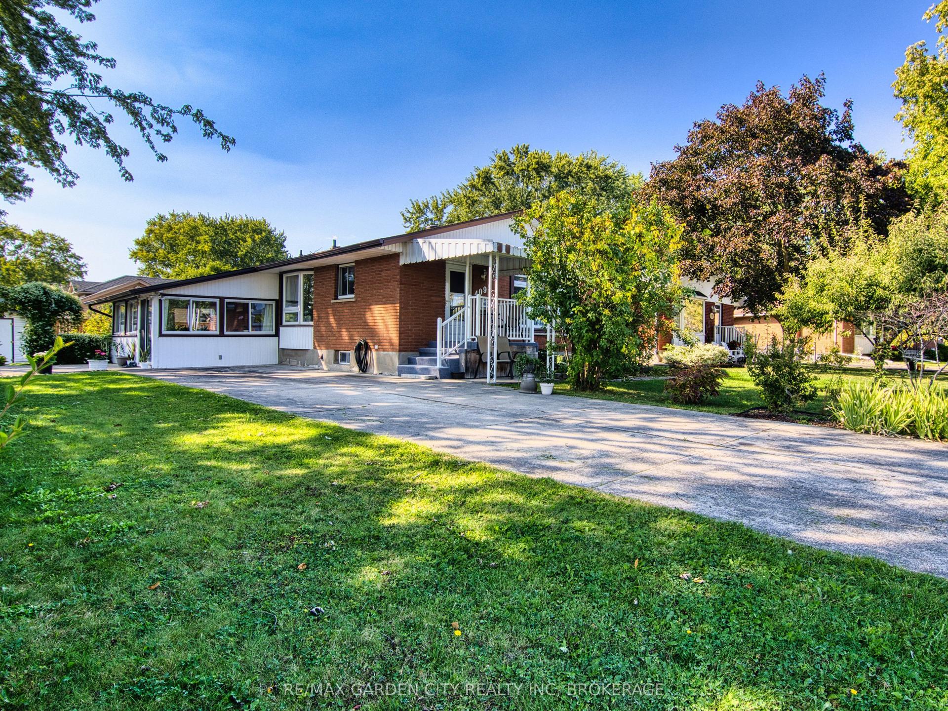 4095 Montcalm Crescent — photo 1