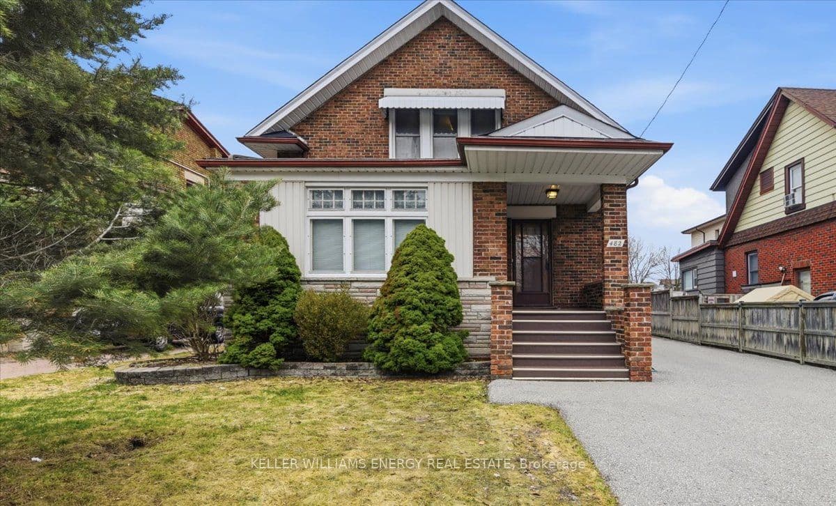 482 Simcoe Street N — photo 1