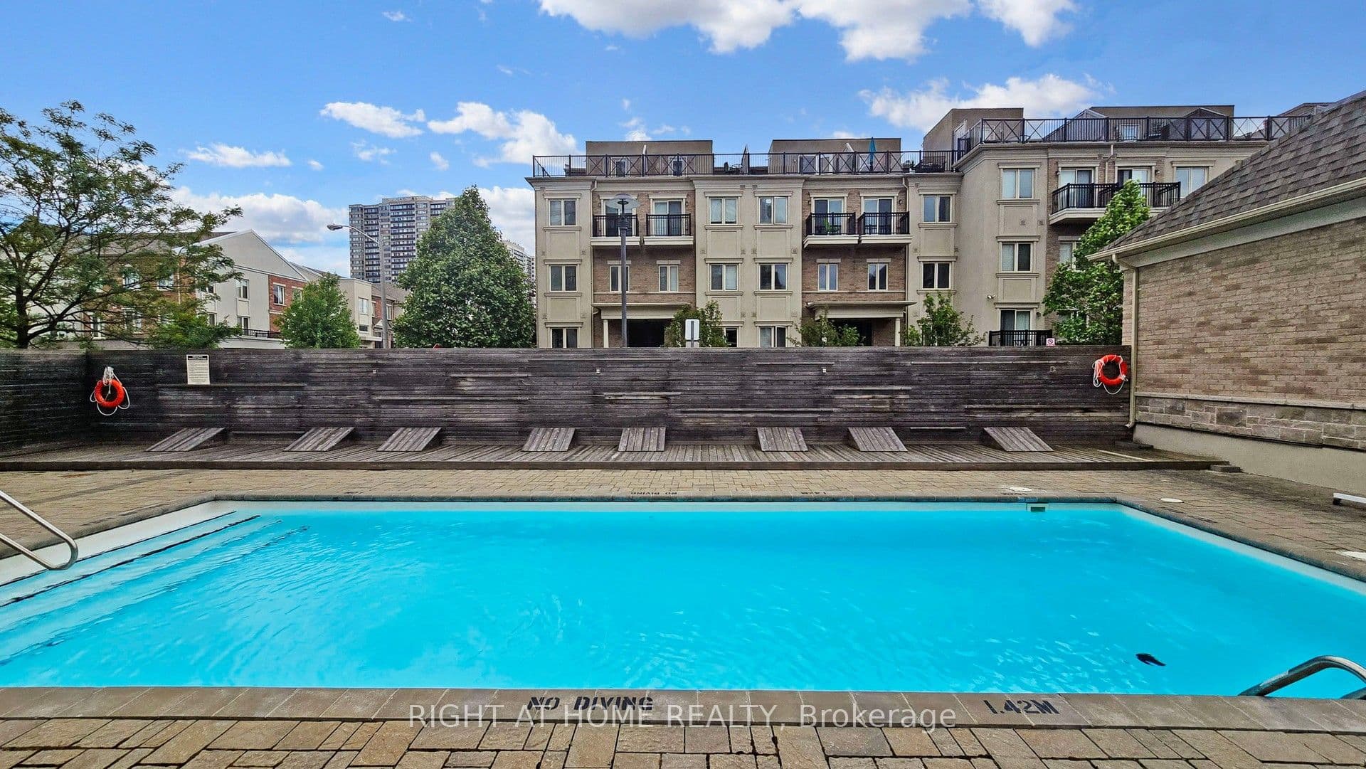 19 Coneflower Crescent 258 #258 — photo 1