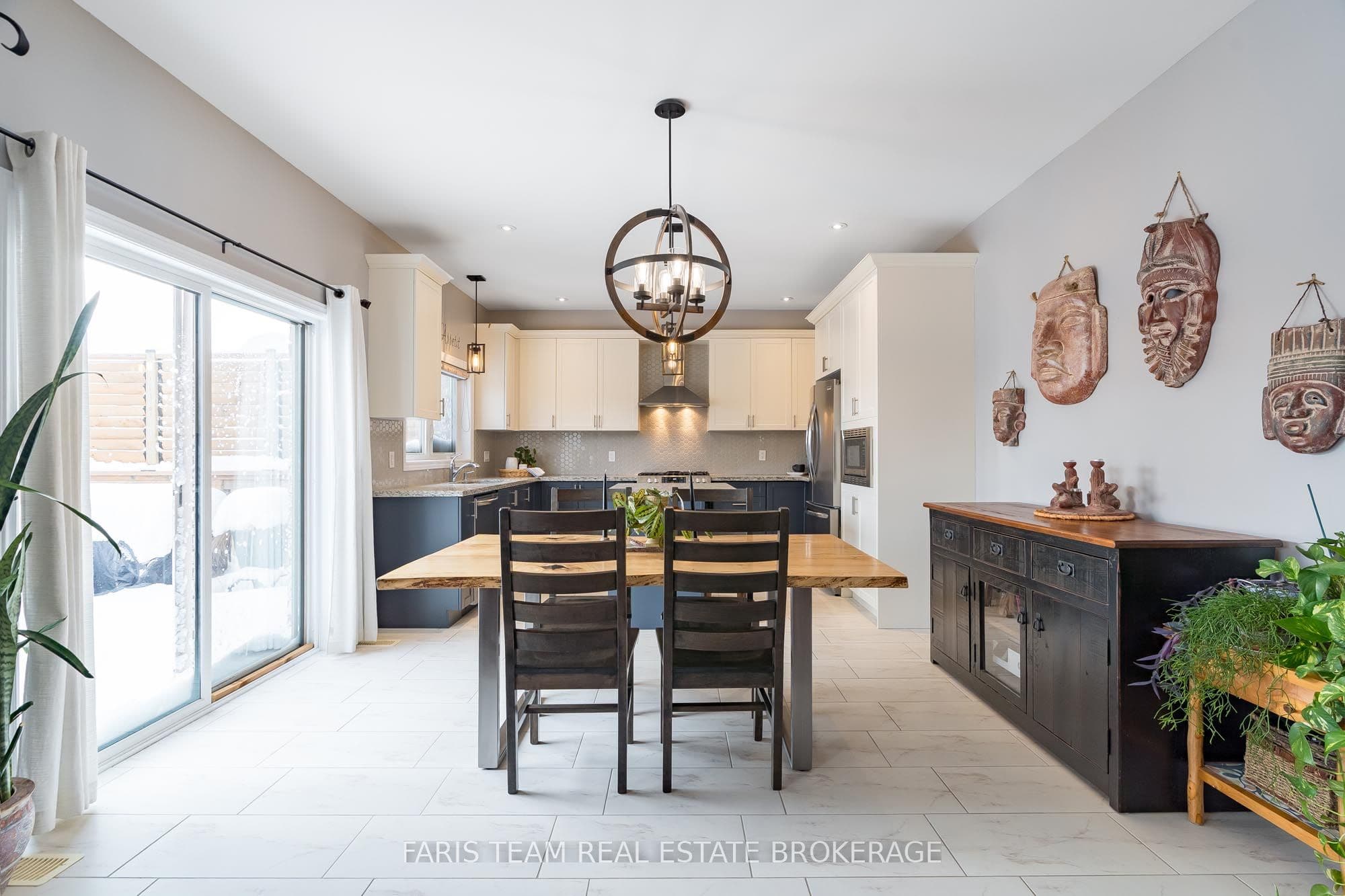 33 Bianca Crescent — photo 1