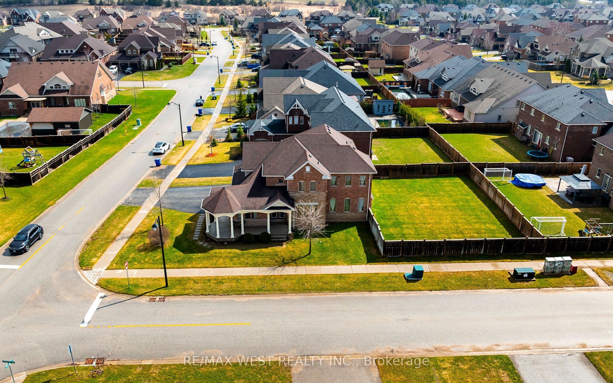 10 Stonegate Avenue — photo 1