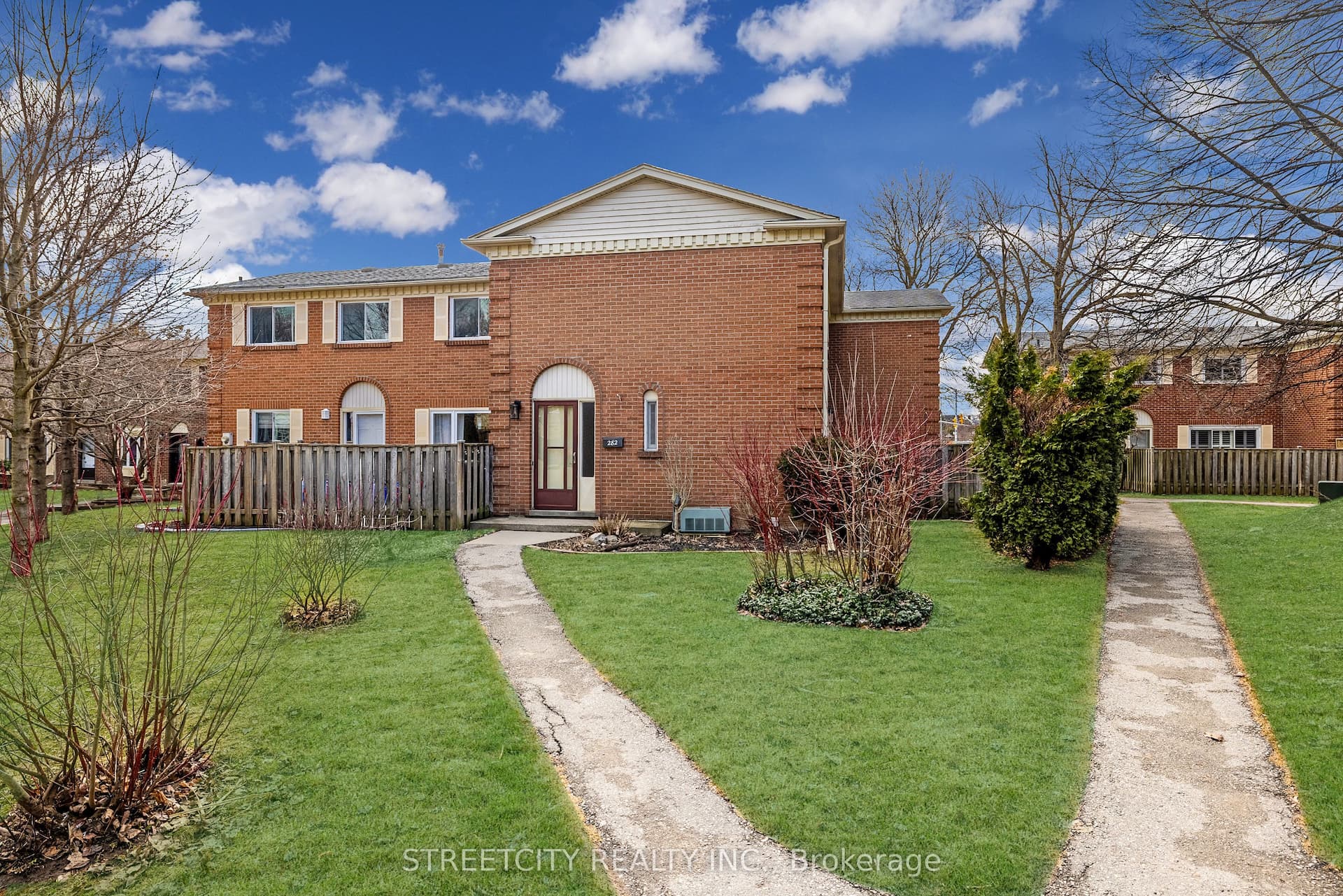 282 HOMESTEAD Crescent — photo 1