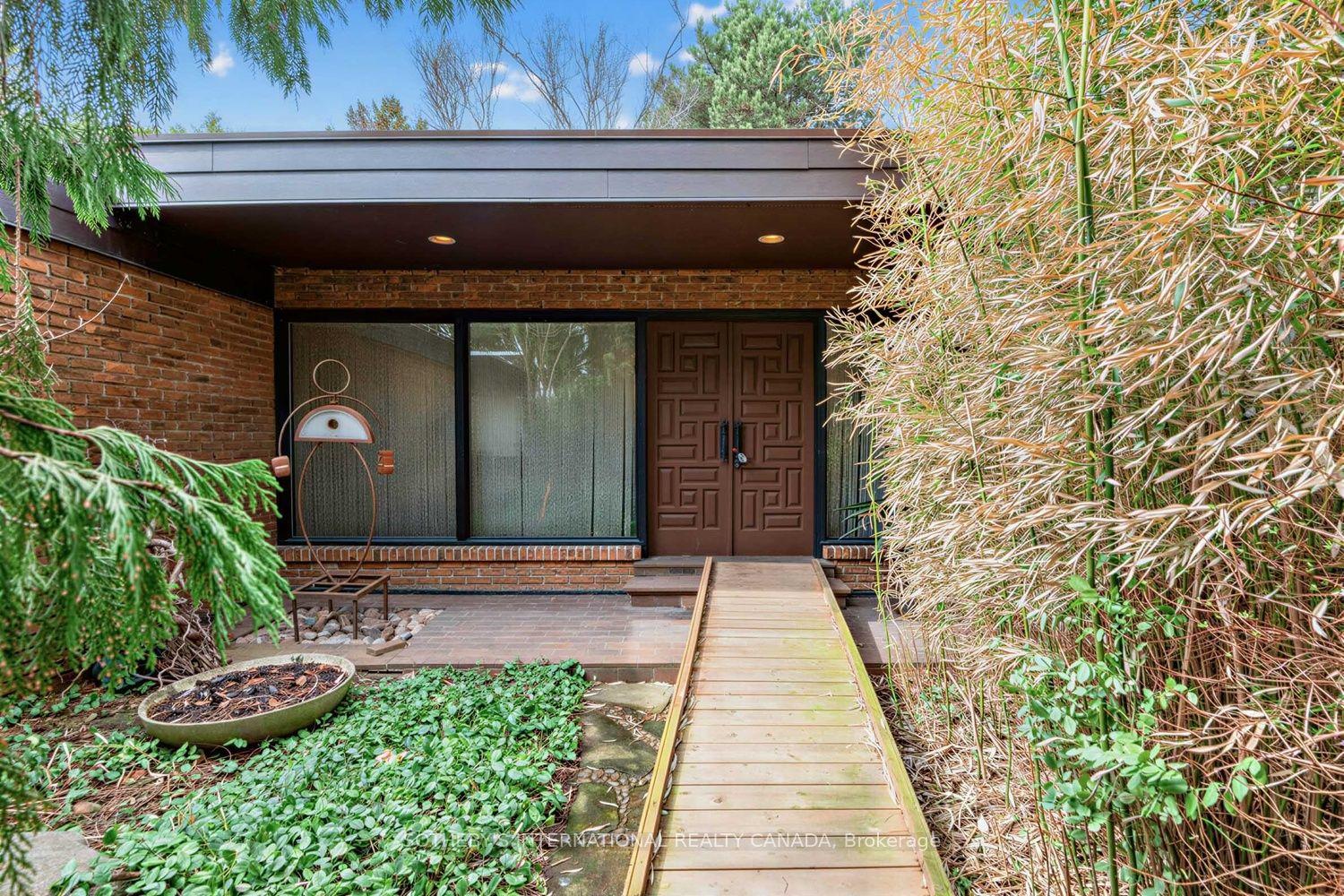 16 Royal Oak Drive — photo 1