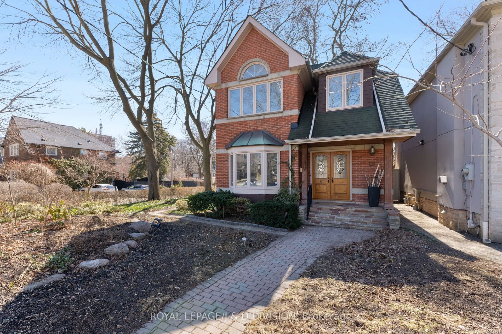 77 Chaplin Crescent — photo 1