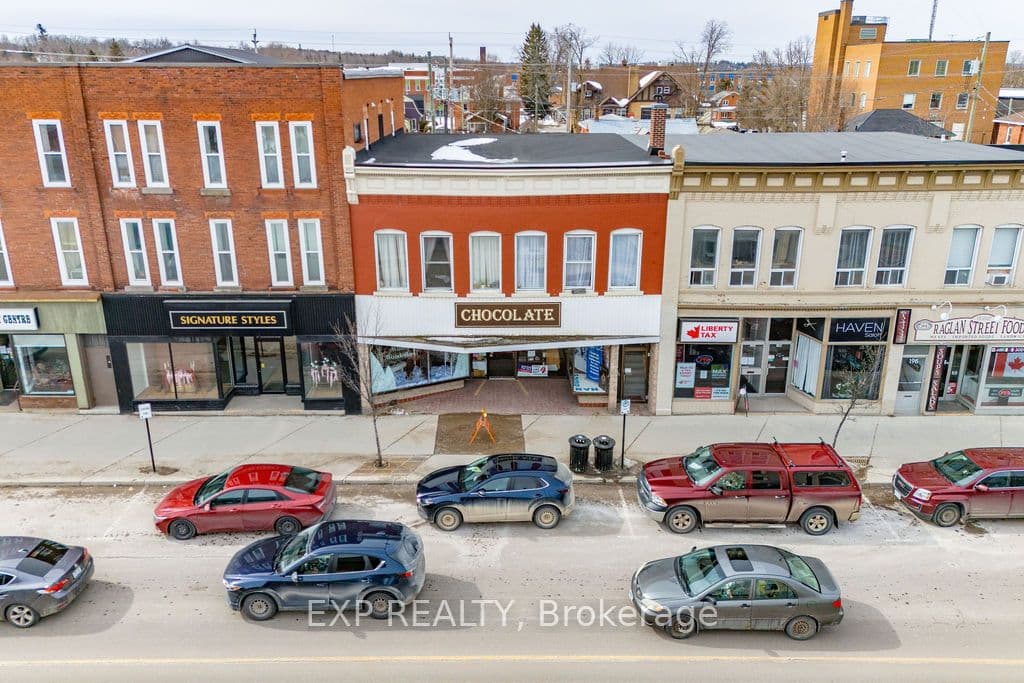 204 Raglan Street S — photo 1