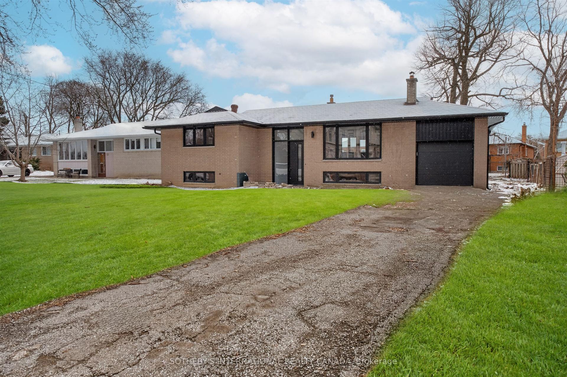 33 Lancer Drive — photo 1