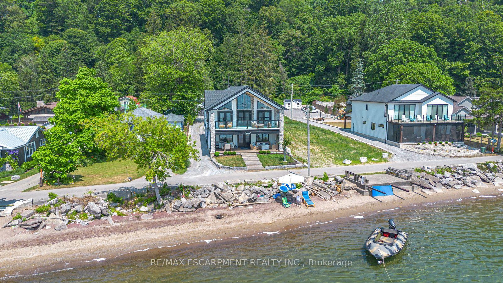 33 CEDAR Drive — photo 1