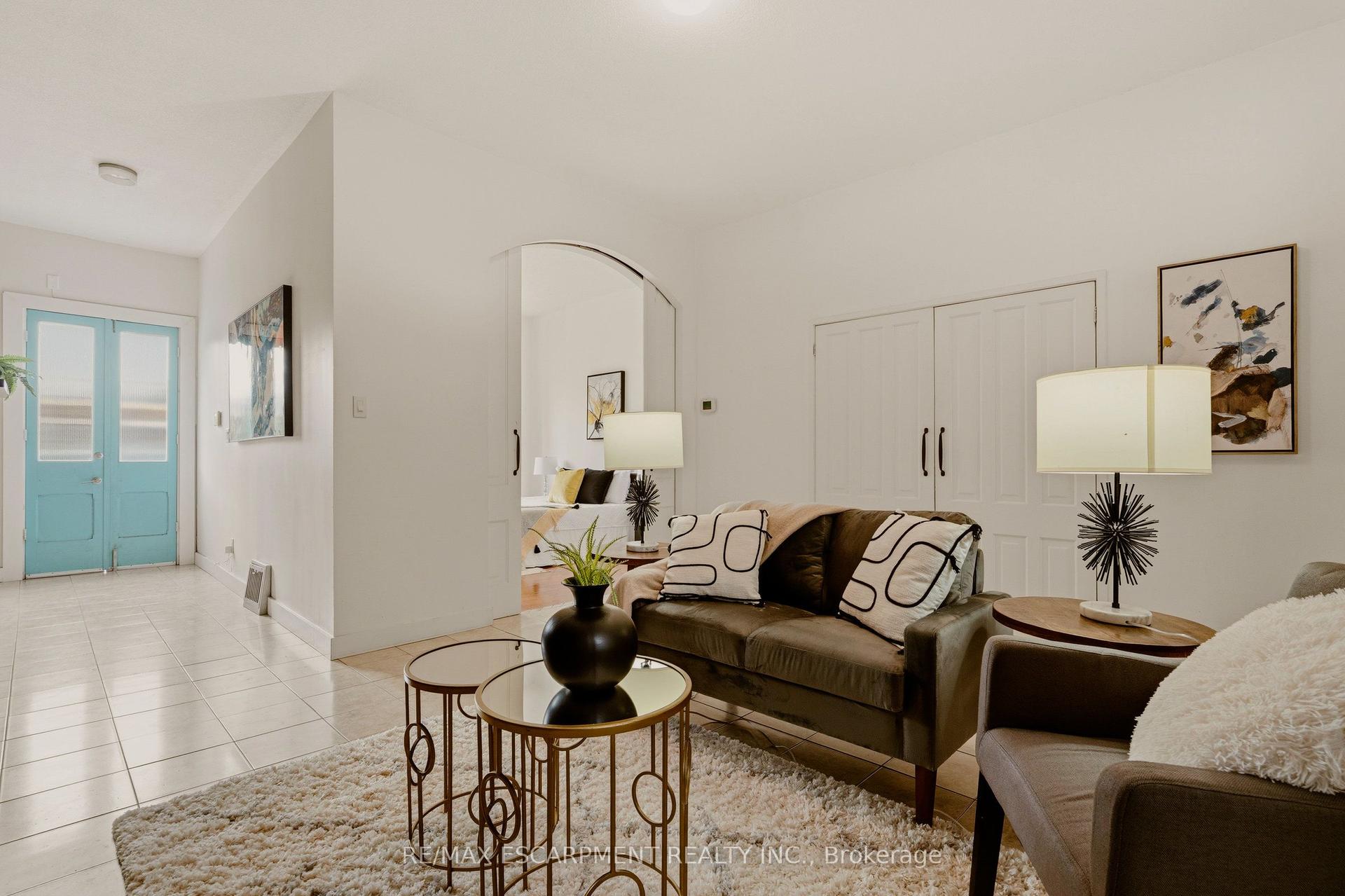 163 Victoria Avenue N — photo 1