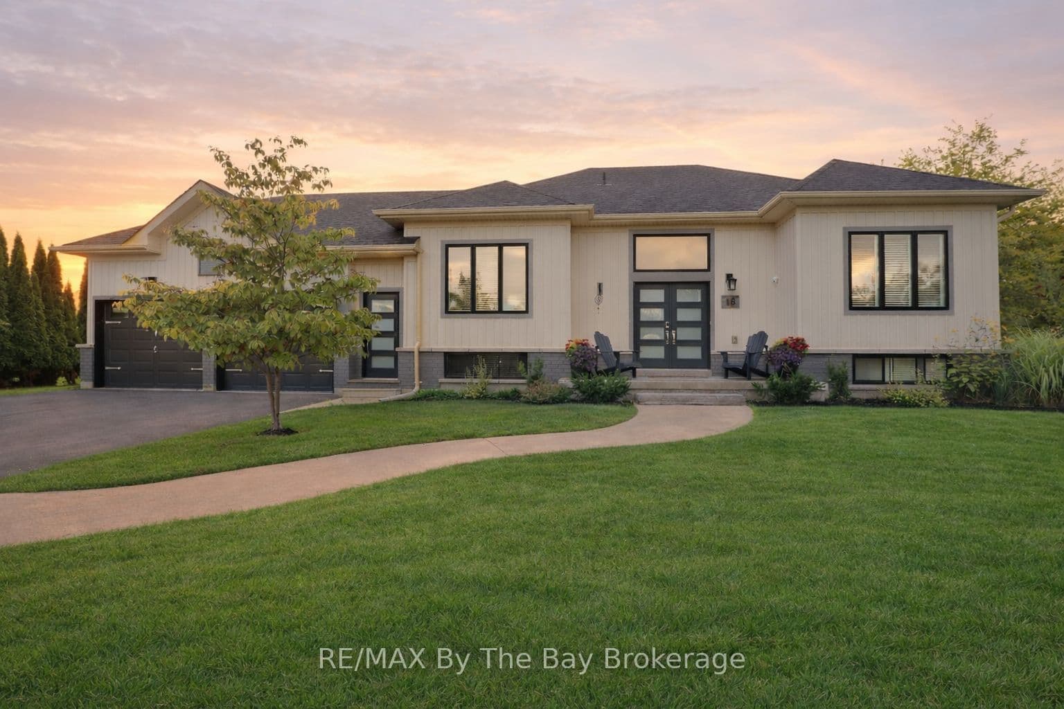 18 Maple Drive — photo 1